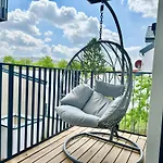 Modern Apartment With Balcony & Free Parking - Nearby Metro